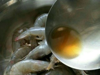 油焖大虾,2、在锅内放油下入虾，煎至两面微红