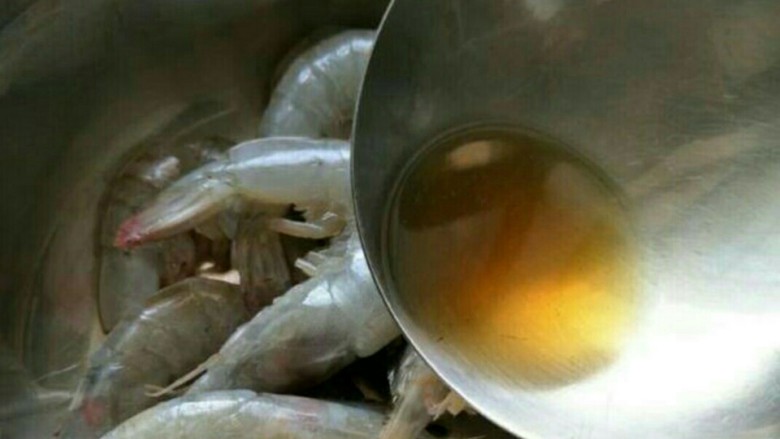 油焖大虾,2、在锅内放油下入虾，煎至两面微红