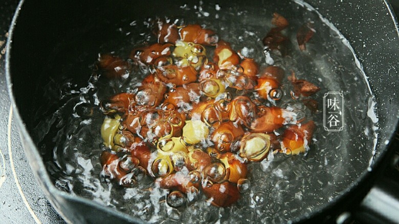 春季祛痰又补脾胃的白果番薯糖水,
白果肉放到锅里用水煮开4分钟。