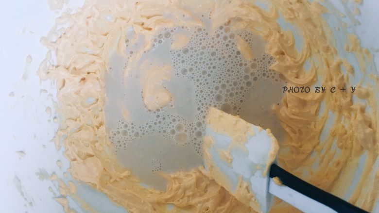 柔软Q弹的奶酪布丁,将冷却的吉利丁液分三次倒入奶酪糊中，每次倒入后都要搅打均匀。
