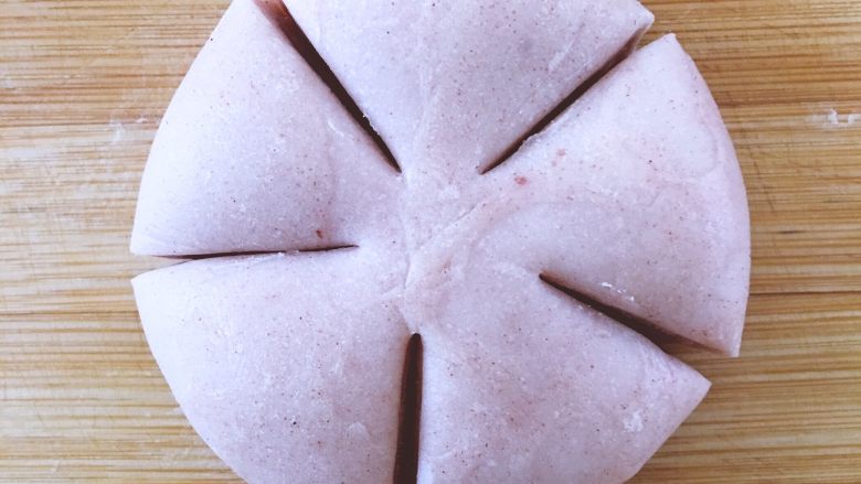 【网上厨房独家】樱花酥🌸,把面团轻轻按压成圆饼，直径大约6cm左右，用刀切成5瓣，如图