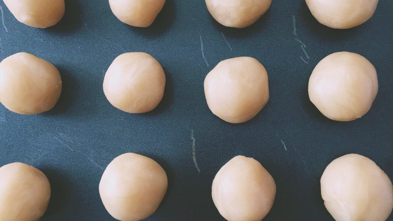 【网上厨房独家】樱花酥🌸,等油皮和油酥时把白豆沙分成12份，每份25g，搓成圆球放入冰箱冷藏备用
