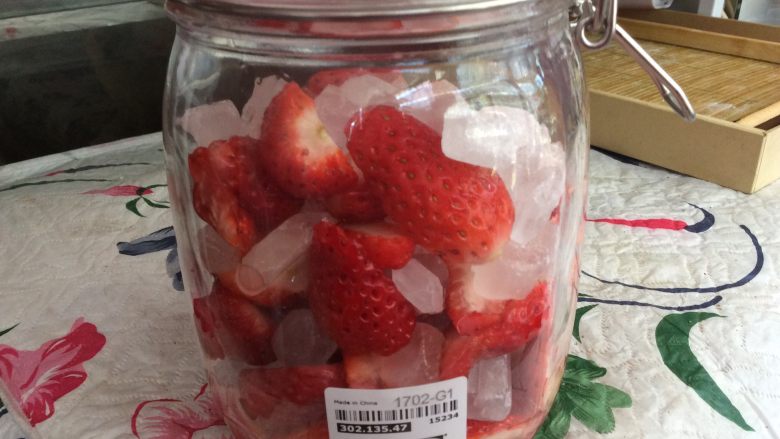 草莓炖小排,封好盖子放冰箱冷藏一小时