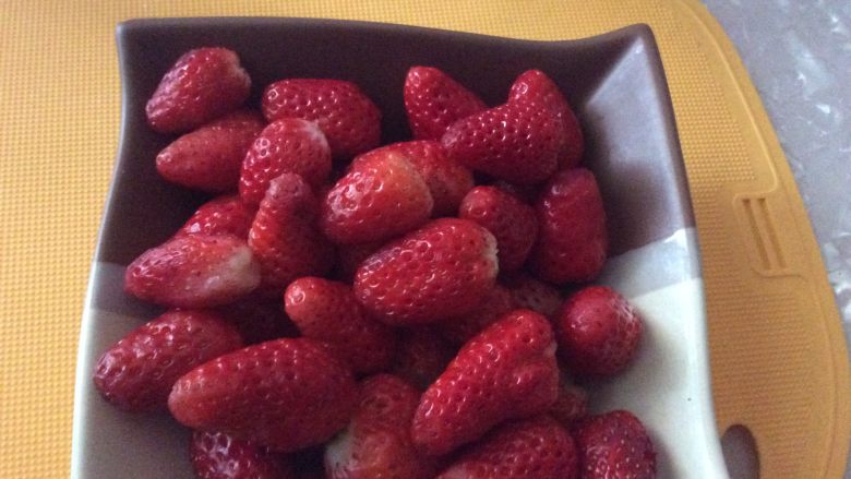 草莓炖小排,洗净去蒂