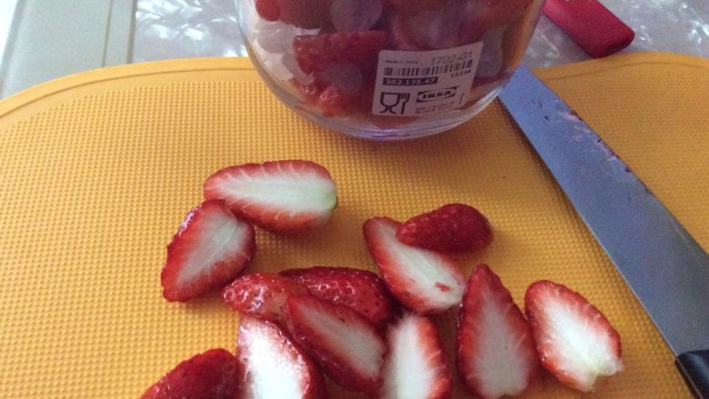 草莓炖小排,切好的草莓用能封闭的瓶子，放一层草莓一层<a style='color:red;display:inline-block;' href='/shicai/ 866'>冰糖</a>，以此一层层放好，
