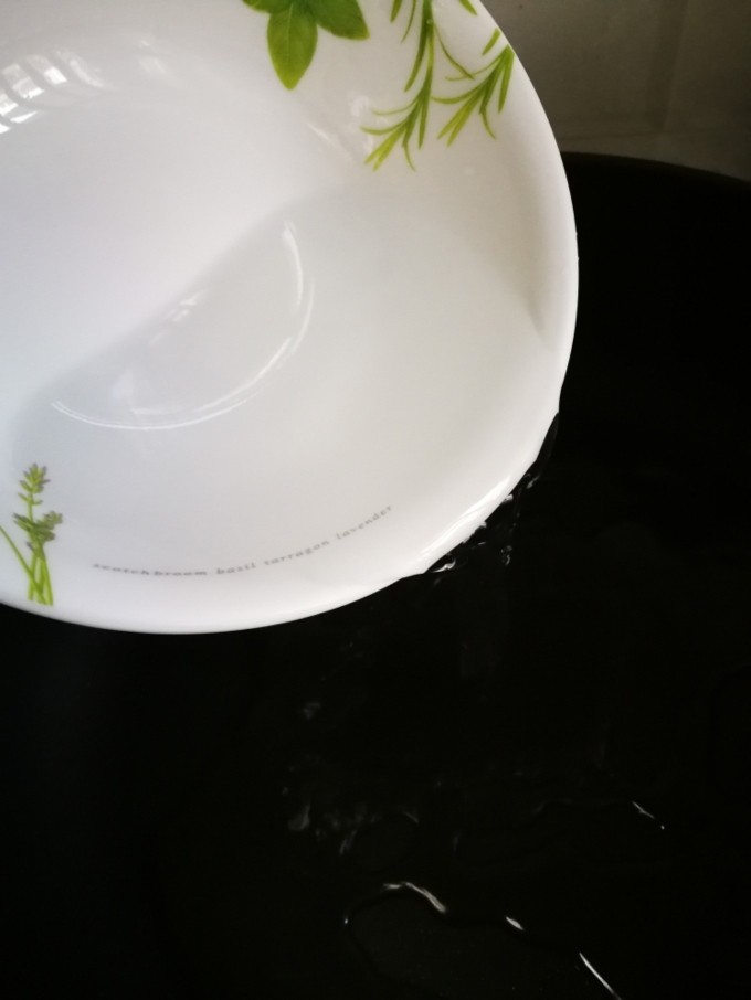 葱油海瓜子,炒锅倒入半碗开水后加1勺油。