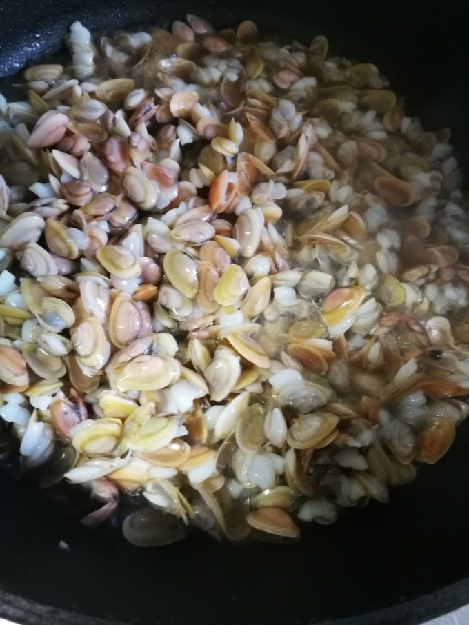 葱油海瓜子,晃动后盖锅盖闷两分钟开盖，开口即可关火盛起装盘并撒上葱花。