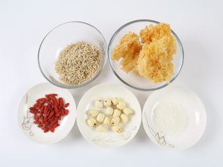 银耳莲子燕麦粥,准备好食材：银耳、燕麦米、枸杞、莲子、白砂糖。