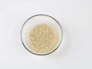 银耳莲子燕麦粥,燕麦米掏洗干净，浸泡10分钟左右。