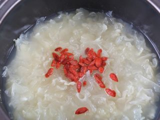 银耳莲子燕麦粥,电饭锅进入倒计时五分钟左右，加入枸杞，搅拌一下，盖上盖子，直至程序结束。