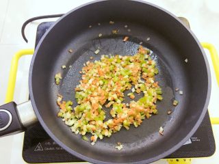 宝宝辅食：肉松五彩饭团-12M+ ,热锅，少许植物油，倒入处理好的青椒、土豆和胡萝卜。