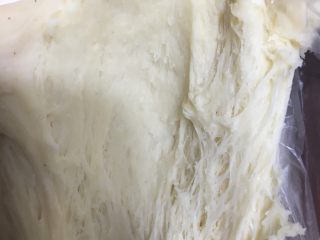 重奶油奶酪面包卷,拉开面团有丰富的蜂窝组织即可