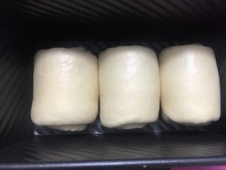 重奶油奶酪面包卷,三个分别卷好码在吐司盒里