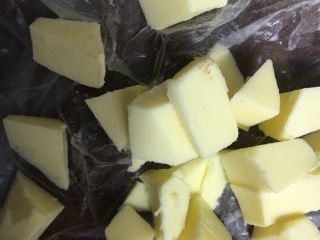 重奶油奶酪面包卷,揉成光滑的面团后加入软化的黄油，继续揉面