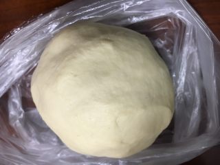 重奶油奶酪面包卷,放在保鲜袋中，可以室温发酵也可以冰箱冷藏过夜发酵，看怎么安排时间喽