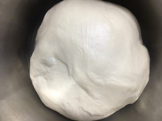 重奶油奶酪面包卷,初步滚圆盖保鲜膜，室温28度左右发酵到两倍大