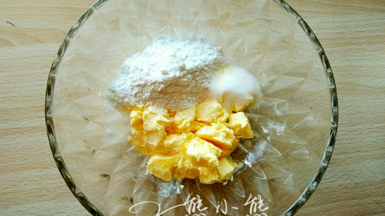 香葱咸曲奇--好挤花纹不消失,黄油加糖粉和盐，用刮刀拌匀。
