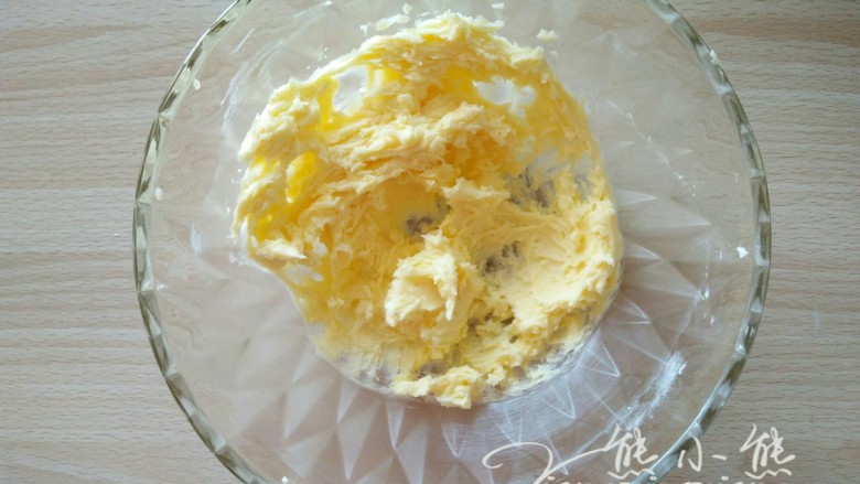 香葱咸曲奇--好挤花纹不消失,用电动打蛋器将黄油打发到颜色变浅，体积变大。
