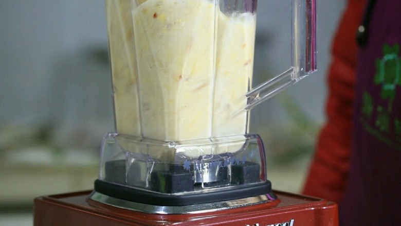 红枣燕麦豆浆,加入600毫升的饮用水扣紧杯盖，置于主机。
