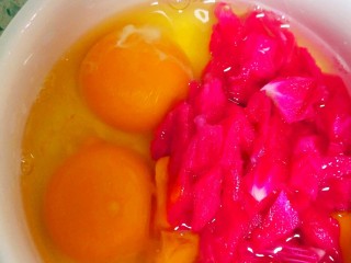 火龙果皮儿煎蛋,果皮和蛋液混合，加入3g食盐，进行均匀搅拌