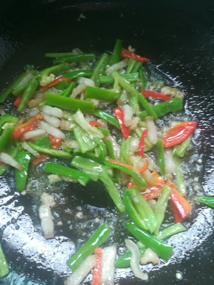 榨菜肉丝,下青红椒丝炒半分钟，撒盐炒匀。