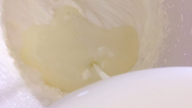 雪糕🍦🍦🍦……炎炎夏日带来阵阵清爽,将酸奶倒入奶油里