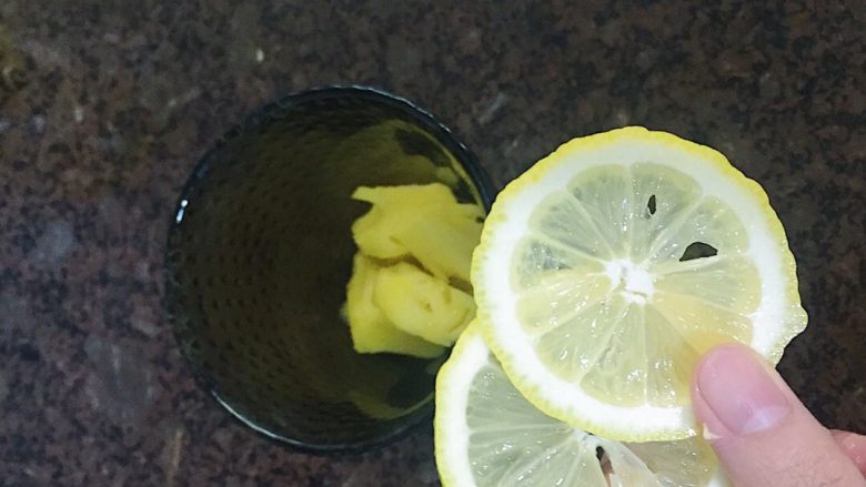 水果苏打特饮🍋,柠檬切片去核