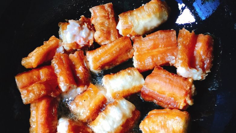 菠萝油条虾,在锅里倒入油烧热，小火把备用好的油条进锅油炸，等颜色变后，起锅