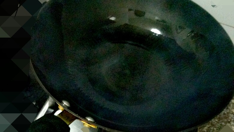 沙果炒肉片,开火，干烧锅20秒，等锅烧红后倒入适量油