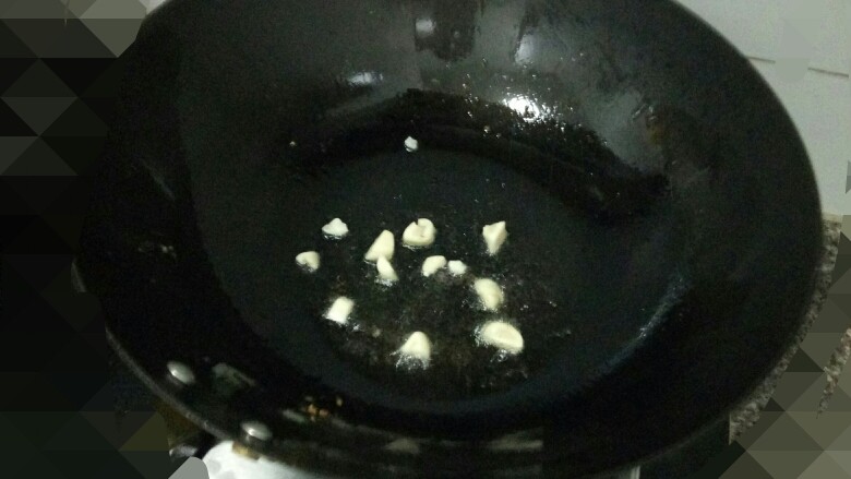 沙果炒肉片,锅中再倒入少量油，放入蒜头爆香几秒钟