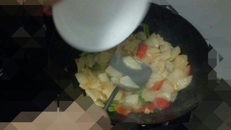 沙果炒肉片,装一碟水倒入锅中，盖上锅盖焖半分钟左右