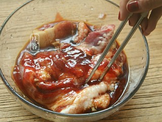 电饭煲版叉烧肉,把酱料和肉搅拌均匀，腌制20分钟。