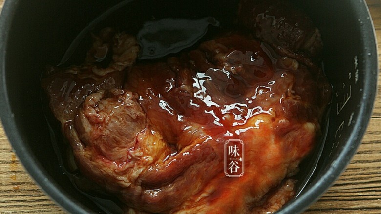 电饭煲版叉烧肉,腌制好的梅花肉放入电饭锅内；
