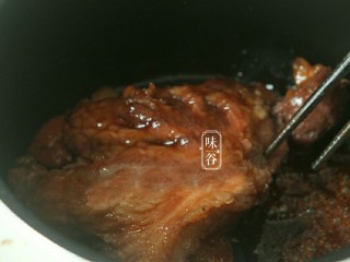 电饭煲版叉烧肉,15分钟后把肉翻个面。