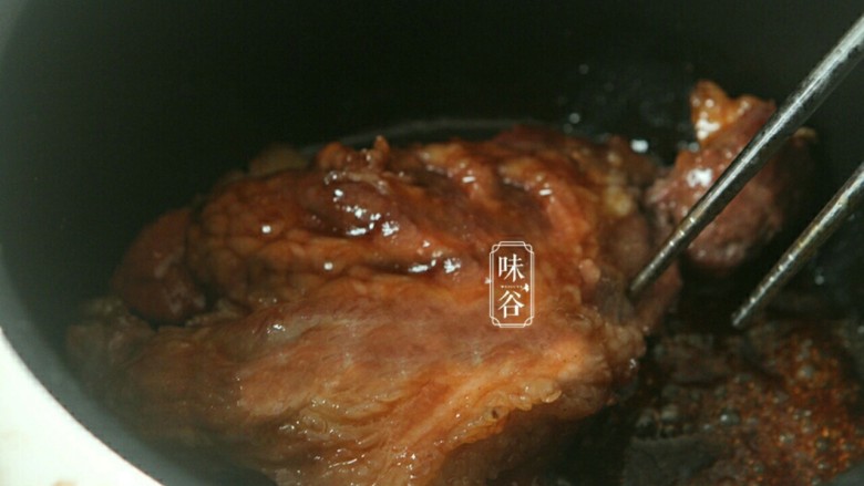 电饭煲版叉烧肉,15分钟后把肉翻个面。