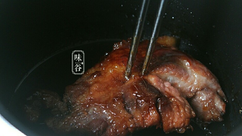 电饭煲版叉烧肉,再焖十五分钟时用筷子插件去，筷子能轻松插进去就可以了。