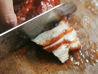 电饭煲版叉烧肉,叉烧肉放凉后切小片就行了。