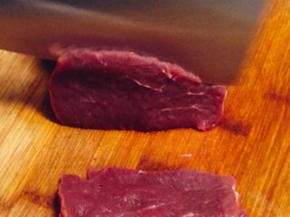香辣水煮牛肉,将牛里脊肉横刀切成约0.3cm厚的片。