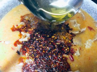 香辣水煮牛肉,备干净的炒锅，加入剩余的色拉油，大火炒至五成热，出锅淋在刀口辣椒上。