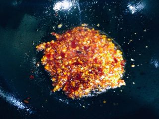 香辣水煮牛肉,在干净炒锅内加入20g色拉油，中火烧至四成热，下入郫县豆瓣酱，蒜姜末炒香。