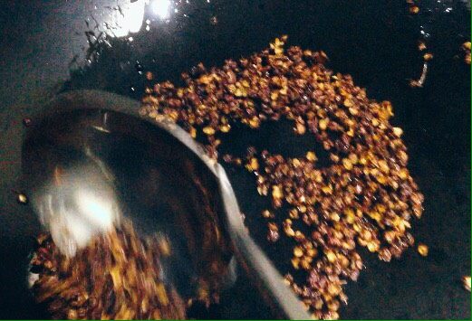 刀口辣椒,待花椒煸炒至焦褐色时盛出，摊开晾凉。