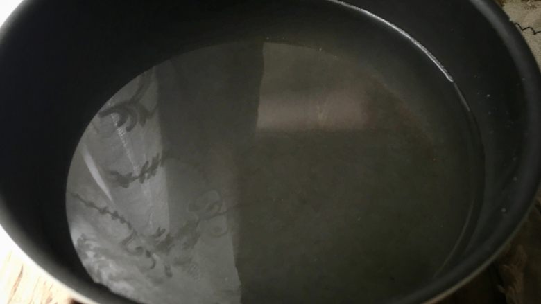 清热养颜的 皂角米银耳雪梨汤,锅内放入多半锅的水