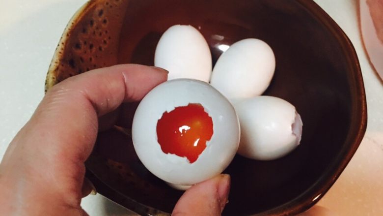 好吃的糯米蛋,顶部轻轻的敲一下，剥掉顶部蛋壳，倒掉里面的蛋白。因为蛋白很咸，不想再做菜，就直接倒掉。留着<a style='color:red;display:inline-block;' href='/shicai/ 16'>咸蛋</a>黄。