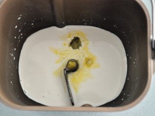 淡奶油椰蓉面包卷,把液体材料放入面包机中。