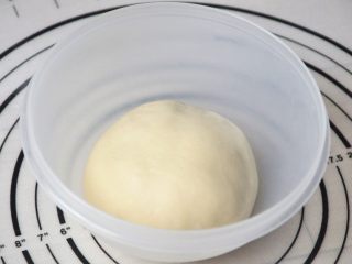 淡奶油椰蓉面包卷,将揉好的面团放入烤箱中进行第一次发酵，在面团上盖一层保鲜膜，烤箱里放一碗温水，30度1小时（冬天时间根据面团发酵状态适当延长时间，而夏天30