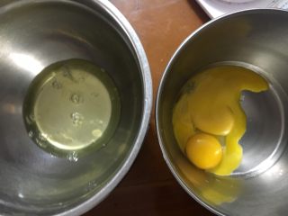 戚风版蜂窝煤,分离蛋清和蛋黄