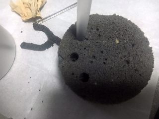 戚风版蜂窝煤,在戚风胚上轻轻地戳一个个的小洞