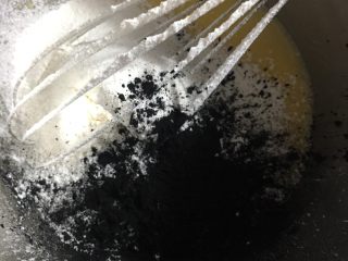 戚风版蜂窝煤,筛入低粉和竹炭粉