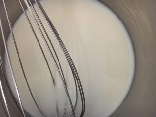 发糕版蜂窝煤,牛奶中先放入糖