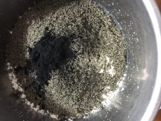 发糕版蜂窝煤,加入面粉芝麻粉竹炭粉